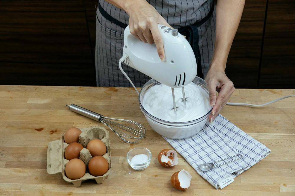 ilustrasi hand mixer (pexels.com/@katerina-holmes)