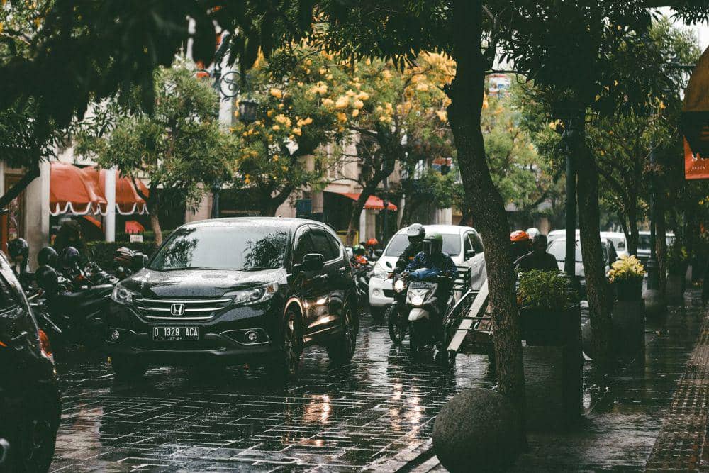 ilustrasi macet saat hujan (Unsplash.com/Pradamas Gifarry)