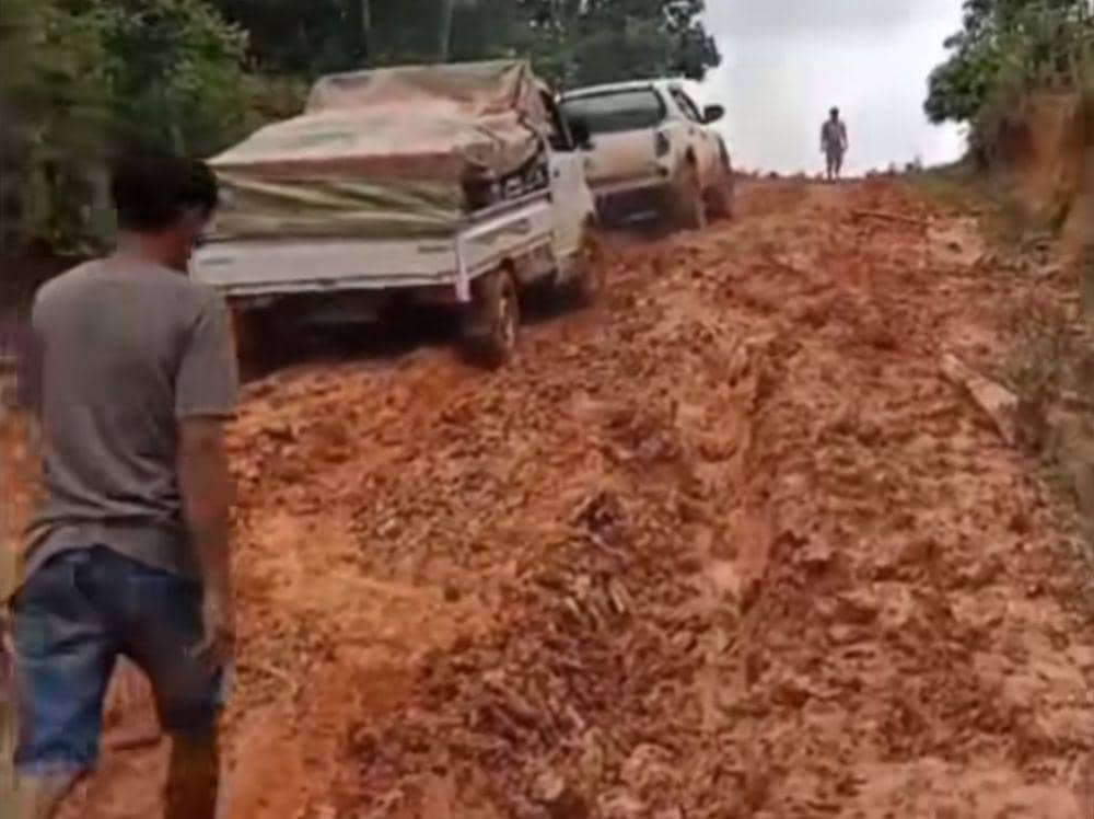 Kisah Pengangkut Logistik Pemilu Terobos Jalan Rusak di Muba