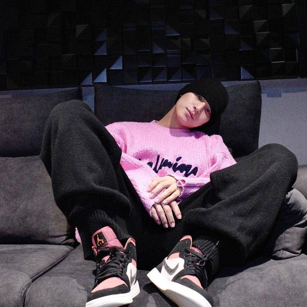 outfit nuansa merah ala Mingyu SEVENTEEN (instagram.com/min9yu_k)