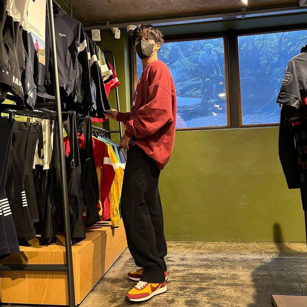 outfit nuansa merah ala Mingyu SEVENTEEN (instagram.com/min9yu_k)