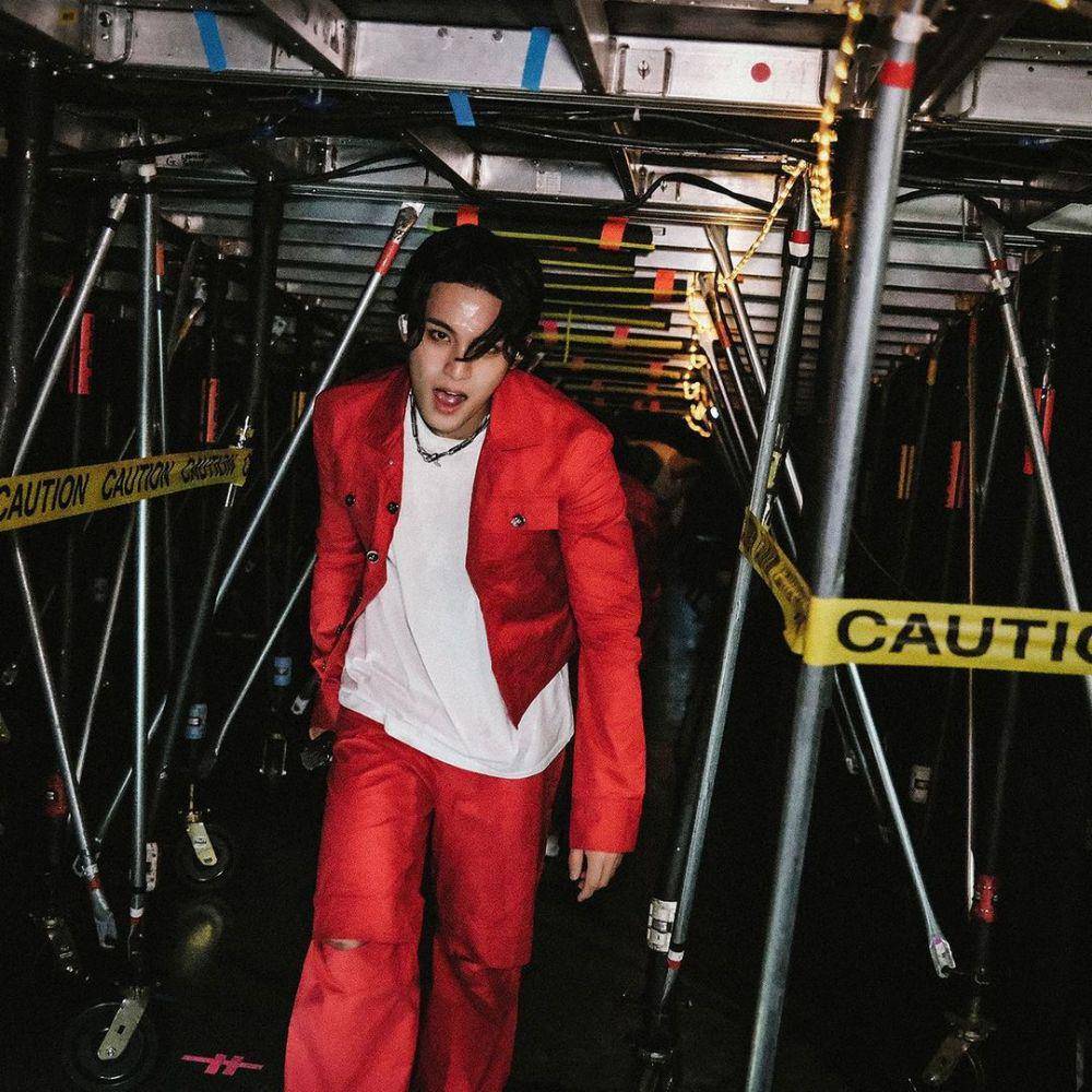 outfit nuansa merah ala Mingyu SEVENTEEN (instagram.com/min9yu_k)