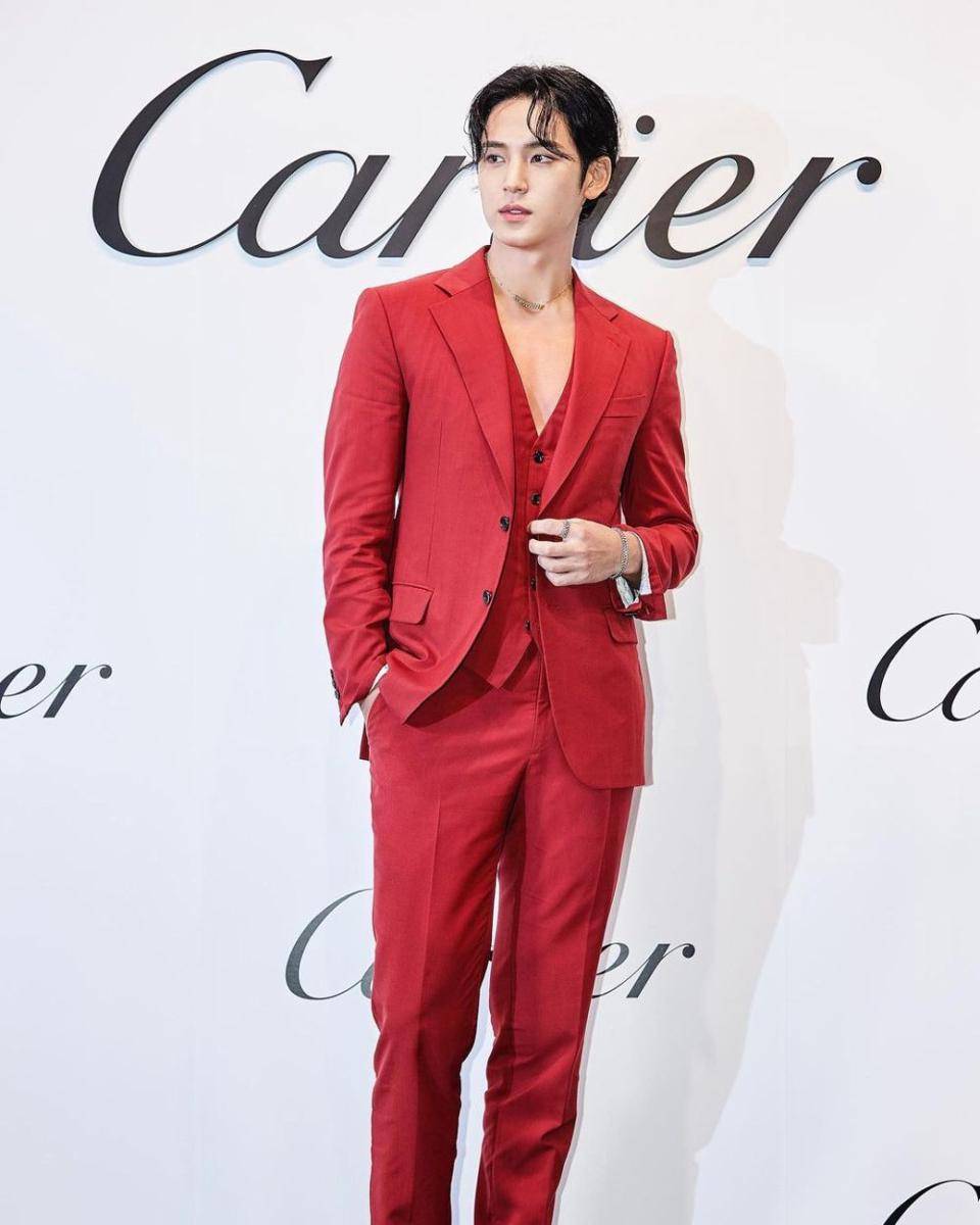 outfit nuansa merah ala Mingyu SEVENTEEN (instagram.com/min9yu_k)