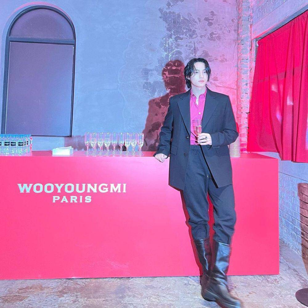outfit nuansa merah ala Mingyu SEVENTEEN (instagram.com/min9yu_k)