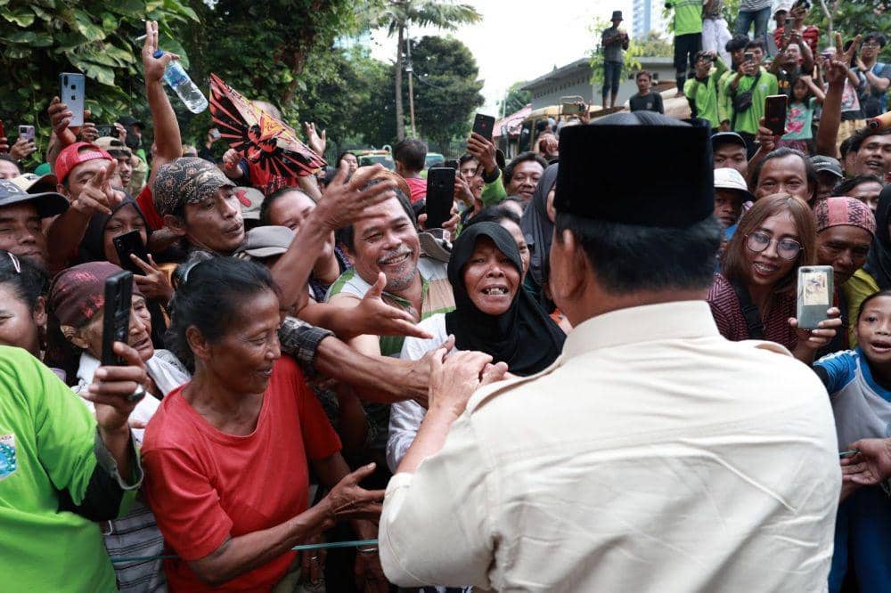 Prabowo Subianto berziarah ke makam sang ayah, Soemitro Djojohadikoesoemo, di TPU Karet Bivak, Jakarta Selatan Kamis, (15/2/2024). (dok. TKN Prabowo-Gibran)