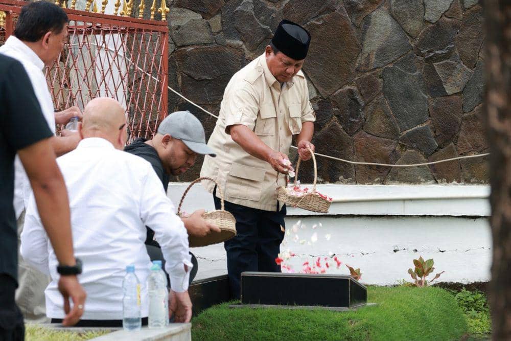 Prabowo Subianto berziarah ke makam sang ayah, Soemitro Djojohadikoesoemo, di TPU Karet Bivak, Jakarta Selatan Kamis, (15/2/2024). (dok. TKN Prabowo-Gibran)