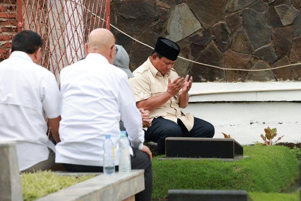Prabowo Ziarah ke Makam Sang Ayah