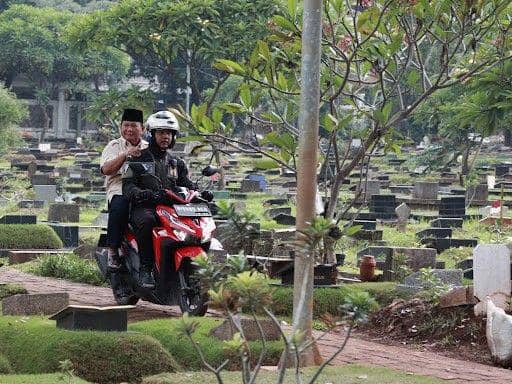 Prabowo Subianto berziarah ke makam sang ayah, Soemitro Djojohadikoesoemo, di TPU Karet Bivak, Jakarta Selatan Kamis, (15/2/2024). (dok. TKN Prabowo-Gibran)