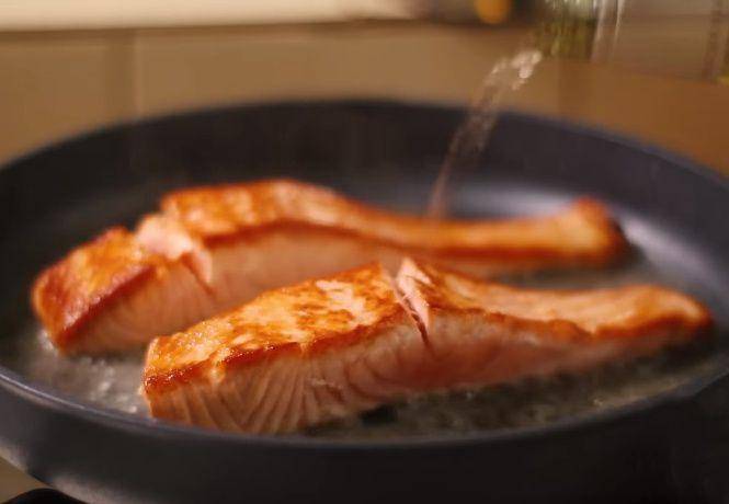 ilustrasi deglaze salmon (youtube.com/Recipe30)