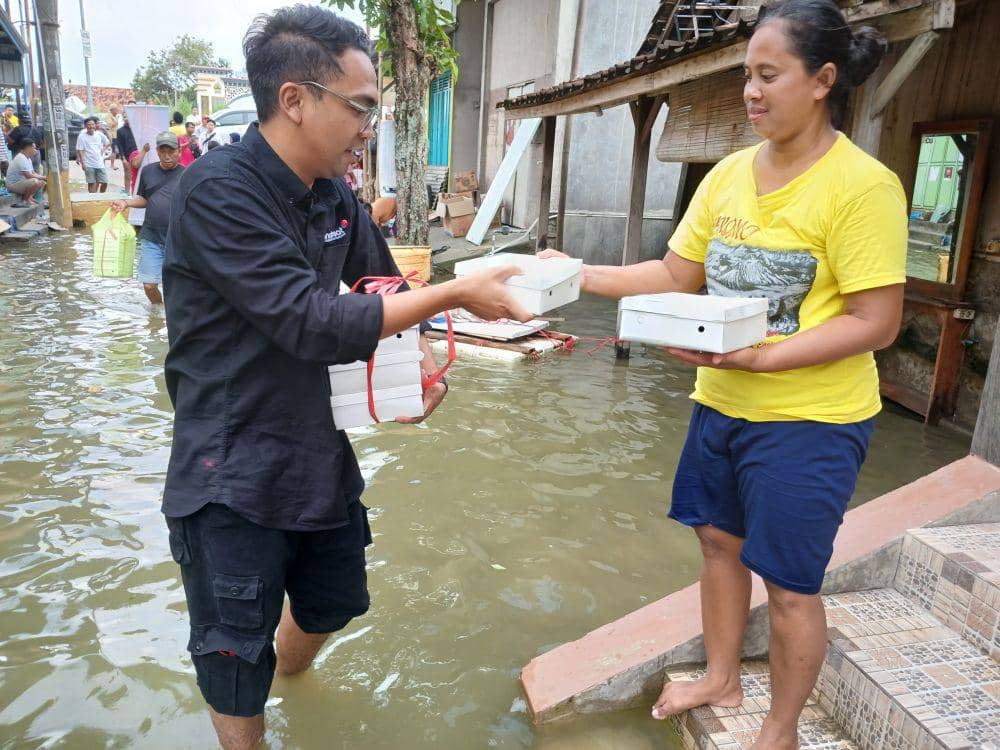Indosat Ooredoo Hutchison (IOH) menyalurkan bantuan tanggap darurat bencana kepada warga yang terdampak bencana banjir bandang di Kabupaten Demak, Jawa Tengah. (dok. Indosat)