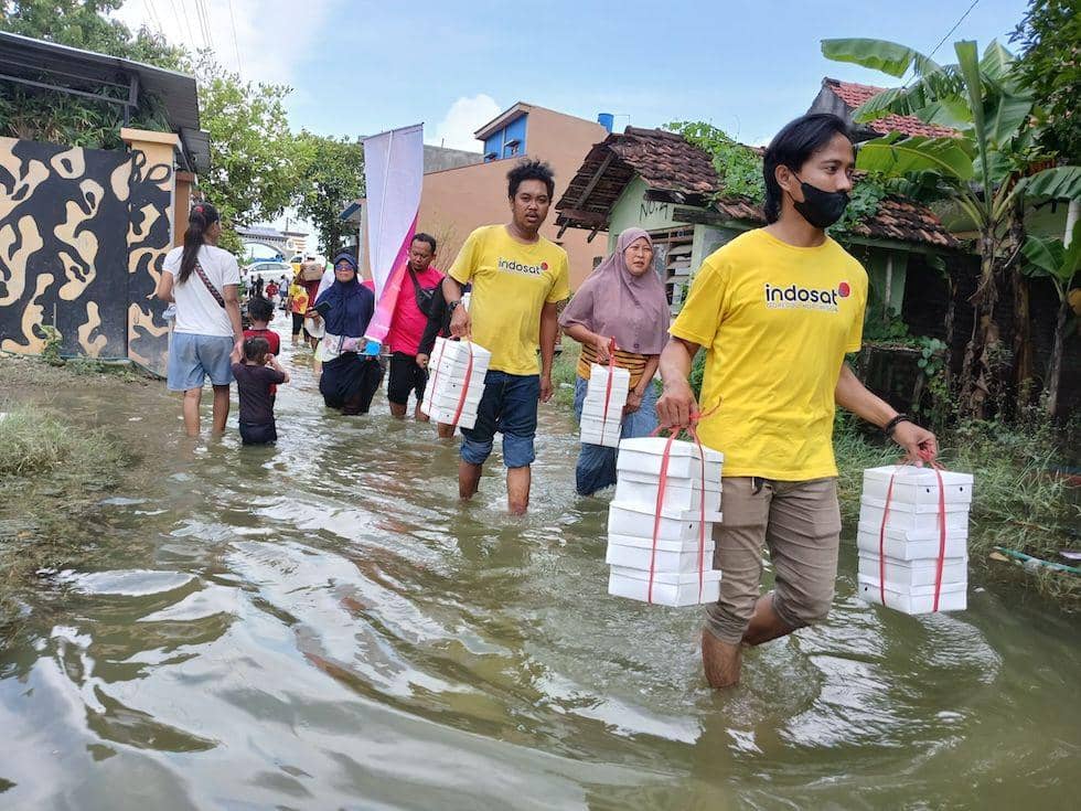 Indosat Salurkan Bantuan ke Warga Terdampak Banjir Bandang di Demak
