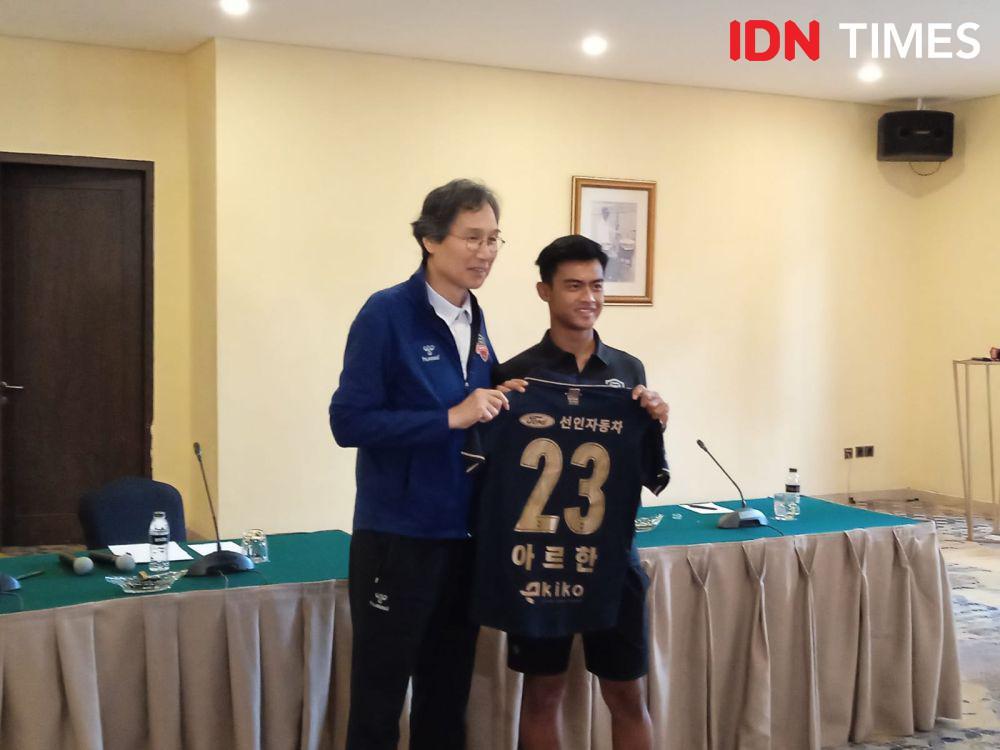 Kartu Merah Warnai Debut Pratama Arhan Bersama Suwon