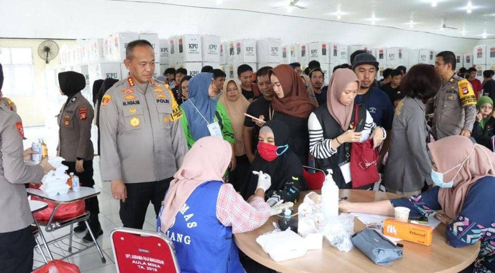Polrestabes Makassar melakukan pemeriksaan kesehatan kepada ribuan petugas Panitia Pemilihan Kecamatan (PPK), Kamis (15/2/2024). Dok. IDN Times/Humas Polrestabes Makassar