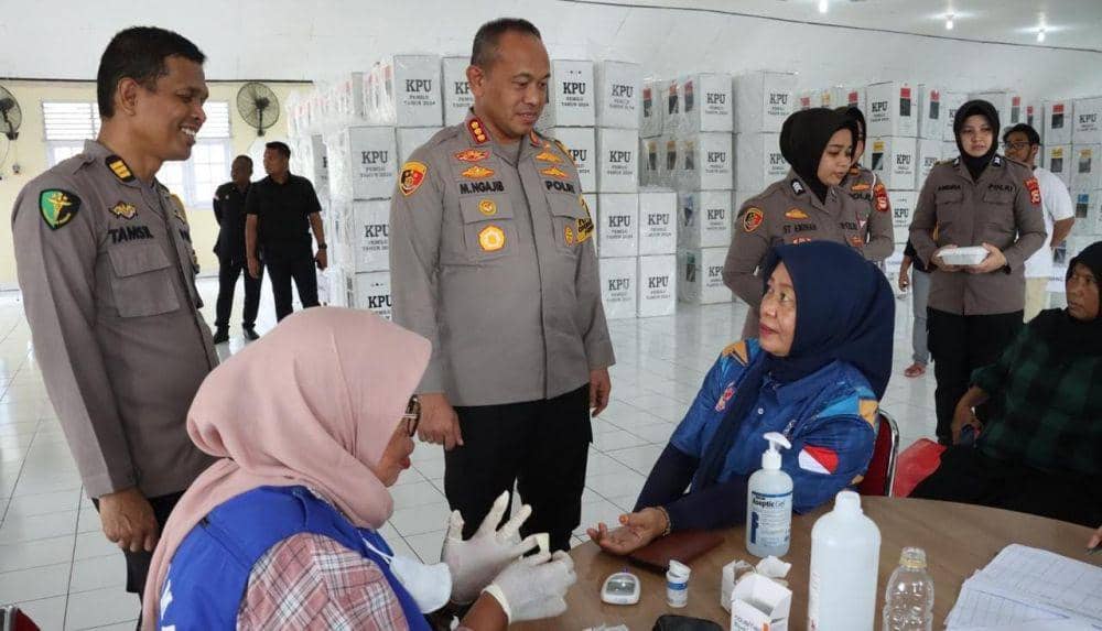 Polrestabes Makassar melakukan pemeriksaan kesehatan kepada ribuan petugas Panitia Pemilihan Kecamatan (PPK), Kamis (15/2/2024). Dok. IDN Times/Humas Polrestabes Makassar