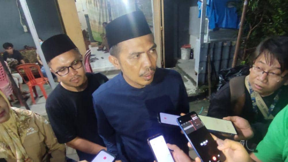 Ketua KPU Kota Makassar, Hambalie, melayat ke rumah duka petugas KPPS yang meninggal dunia, Kamis (15/2/2024). Dok. IDN Times/Istimewa
