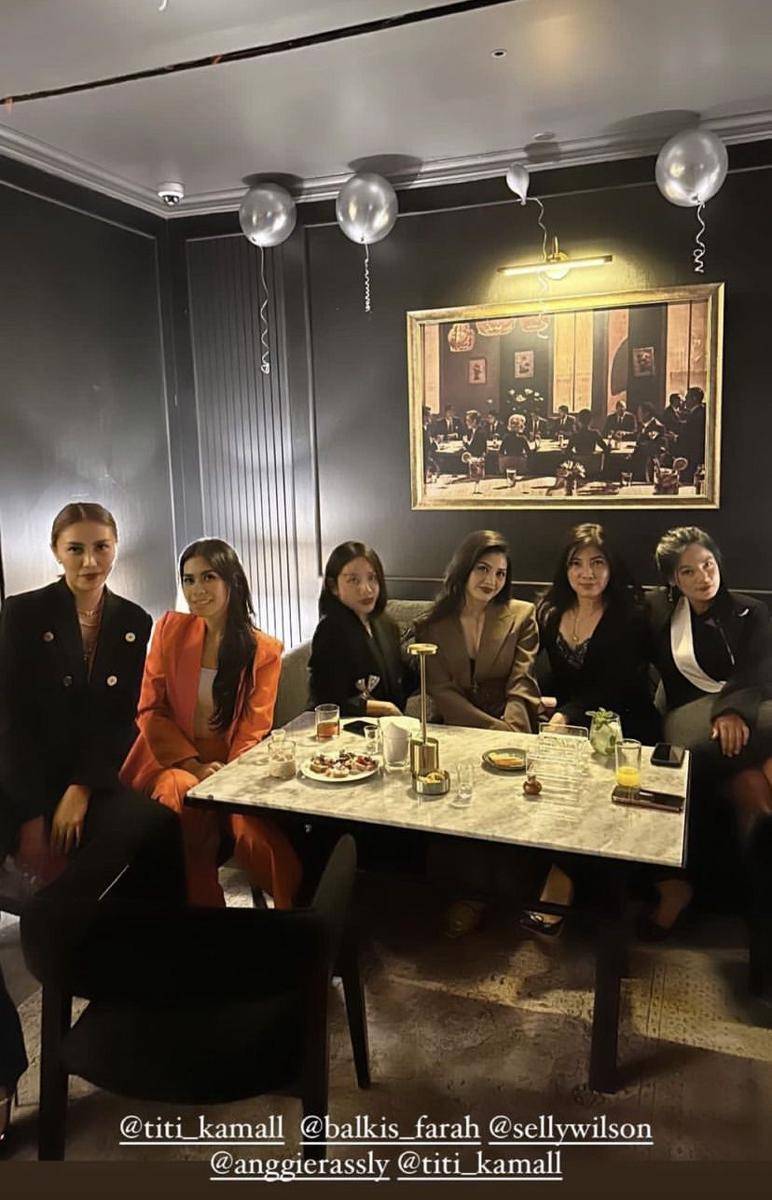potret Titi Kamal di ultah ke-44 Olla Ramlan (instagram.com/titi_kamall)