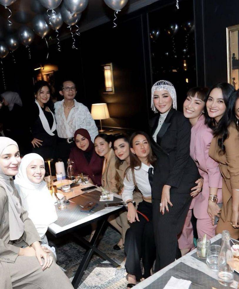 potret Titi Kamal di ultah ke-44 Olla Ramlan (instagram.com/titi_kamall)