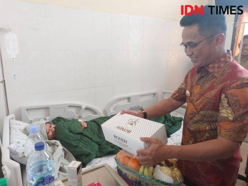 Wali Kota Balikpapan, Rahmad Mas'ud sambangi anggota KPPS yang tumbang karena kelelahan. (IDN Times/Fatmawati)