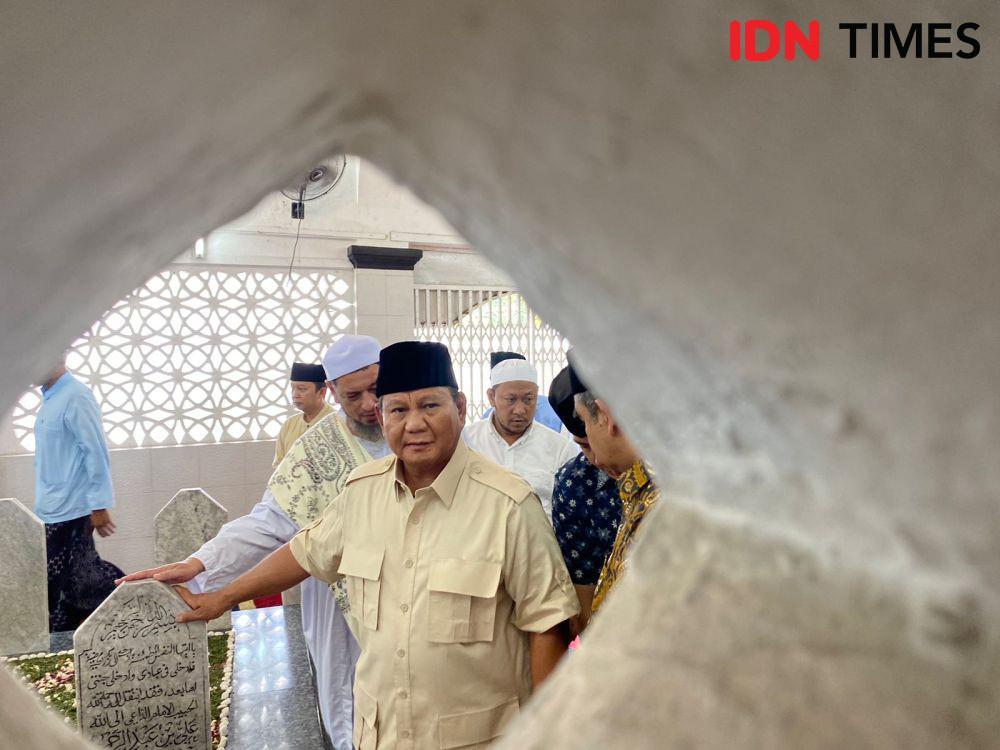 Prabowo Subianto Ziarah ke Makam Habib Ali Kwitang