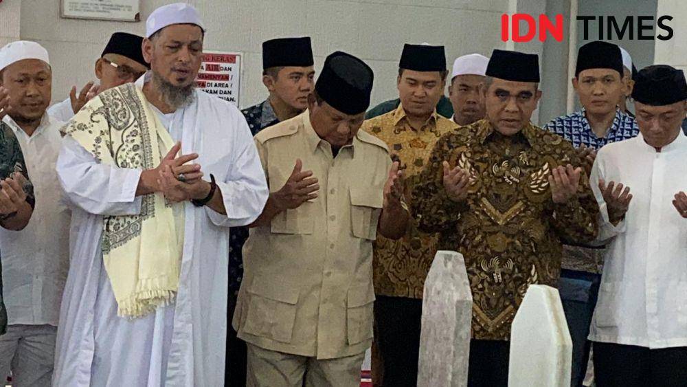 Prabowo Subianto berziarah ke makam Habib Ali bin Abdurrahman Al-Habsyi alias Habib Ali Kwitang di Masjid Al-Riyadh, Kwitang, Jakarta Pusat, Jumat (16/2/2024) siang. (IDN Times/Irfan Fathurohman)
