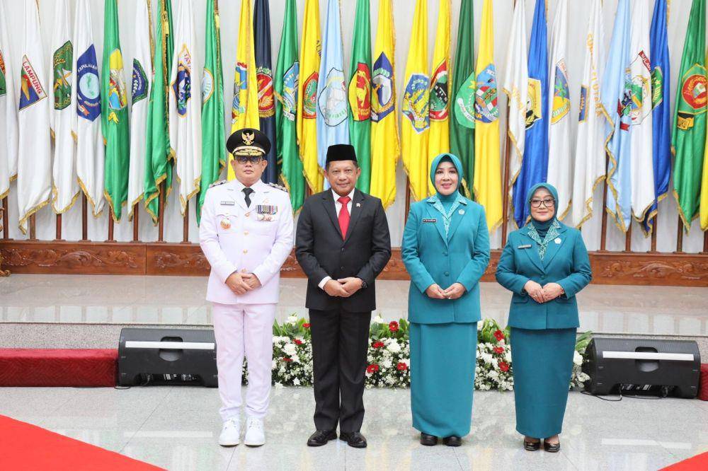 Ketua Umum Tim Penggerak Pemberdayaan dan Kesejahteraan Keluarga (TP PKK) Tri Tito Karnavian melantik secara resmi Penjabat (Pj) Ketua TP PKK Provinsi Jawa Timur (Jatim) Isye Sri Rahayu di Gedung Sasana Bhakti Praja (SBP) Kantor Pusat Kementerian Dalam Negeri (Kemendagri), Jakarta, Jumat (16/2/2024). (dok. Kemendagri)