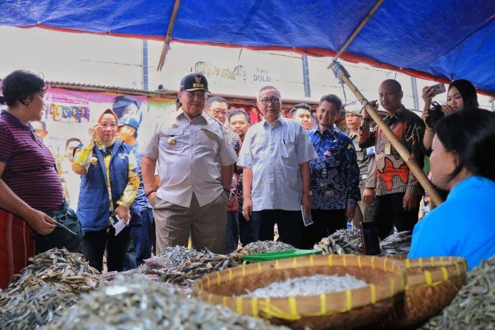 Gubernur Lampung Arinal Djunaidi meninjau operasi pasar beras sekaligus memantau ketersediaan dan harga-harga bahan pokok di Pasar Panjang, Kota Bandar Lampung, Jumat (16/2/2024). (Dok Diskominfotik Lampung).