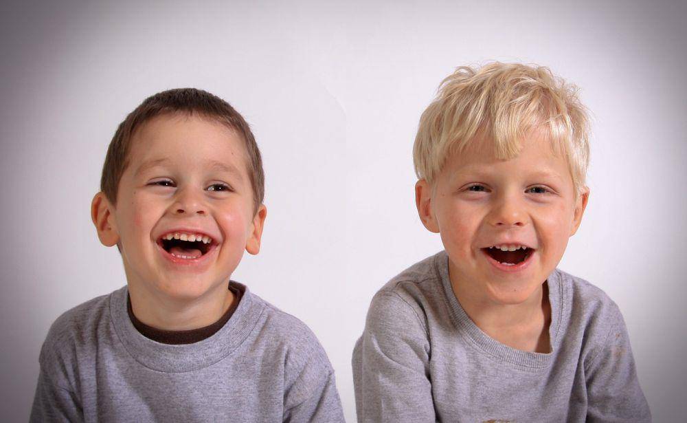 anak-anak yang sedang tertawa lepas (pixabay.com/White77)