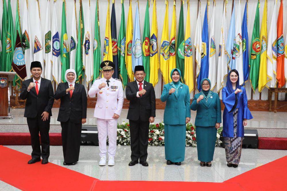 Ketua Umum Tim Penggerak Pemberdayaan dan Kesejahteraan Keluarga (TP PKK) Tri Tito Karnavian melantik secara resmi Penjabat (Pj) Ketua TP PKK Provinsi Jawa Timur (Jatim) Isye Sri Rahayu di Gedung Sasana Bhakti Praja (SBP) Kantor Pusat Kementerian Dalam Negeri (Kemendagri), Jakarta, Jumat (16/2/2024). (dok. Kemendagri)
