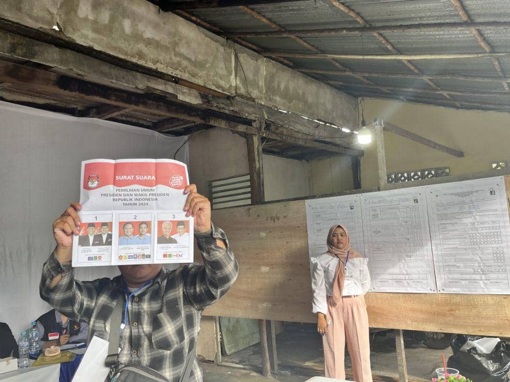 ilustrasi petugas KPPS menghitung hasil suara Pilpres 2024 (IDN Times/Teri)