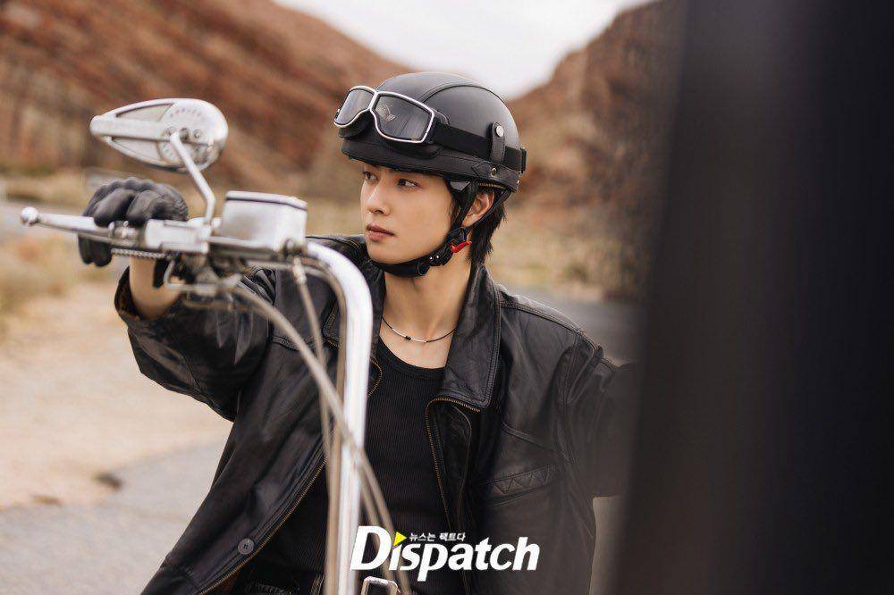 potret behind the scene Cha Eun Woo untuk MV STAY (dok. Dispatch Korea)