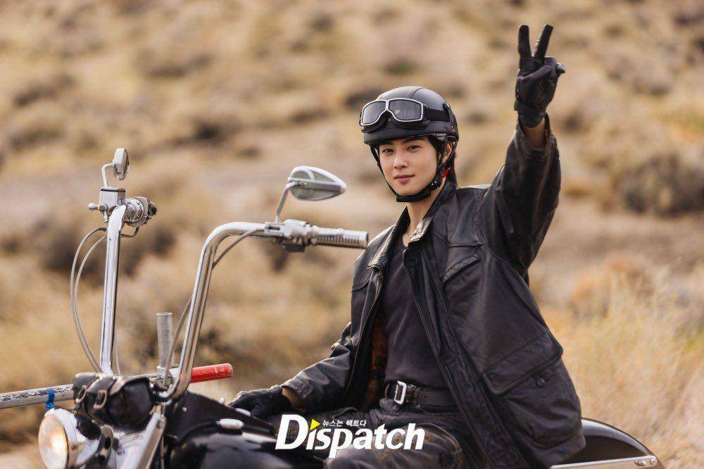 potret behind the scene Cha Eun Woo untuk MV STAY (dok. Dispatch Korea)