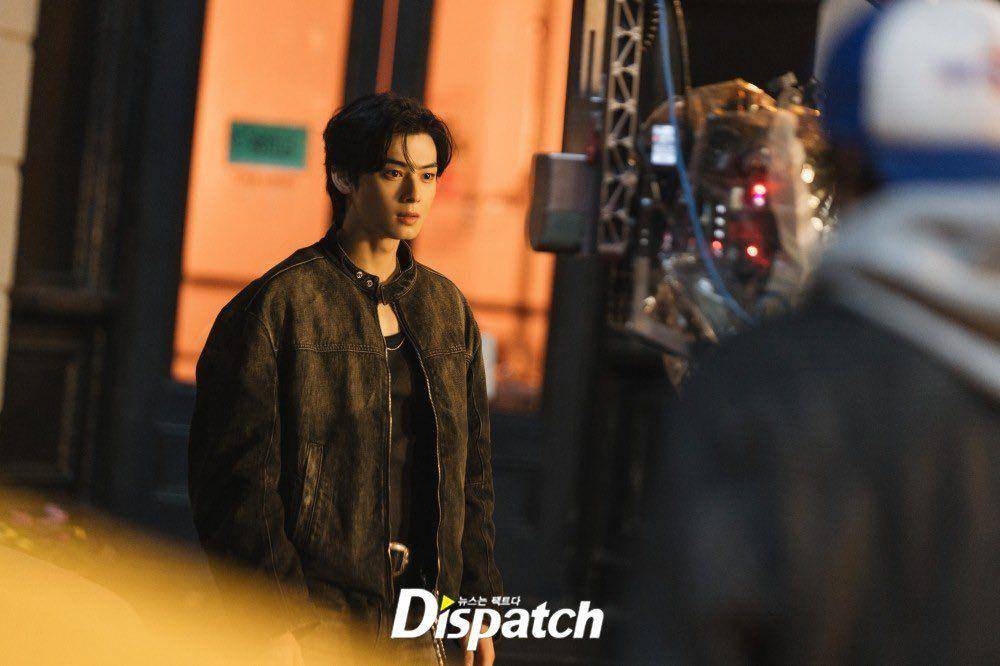potret behind the scene Cha Eun Woo untuk MV STAY (dok. Dispatch Korea)
