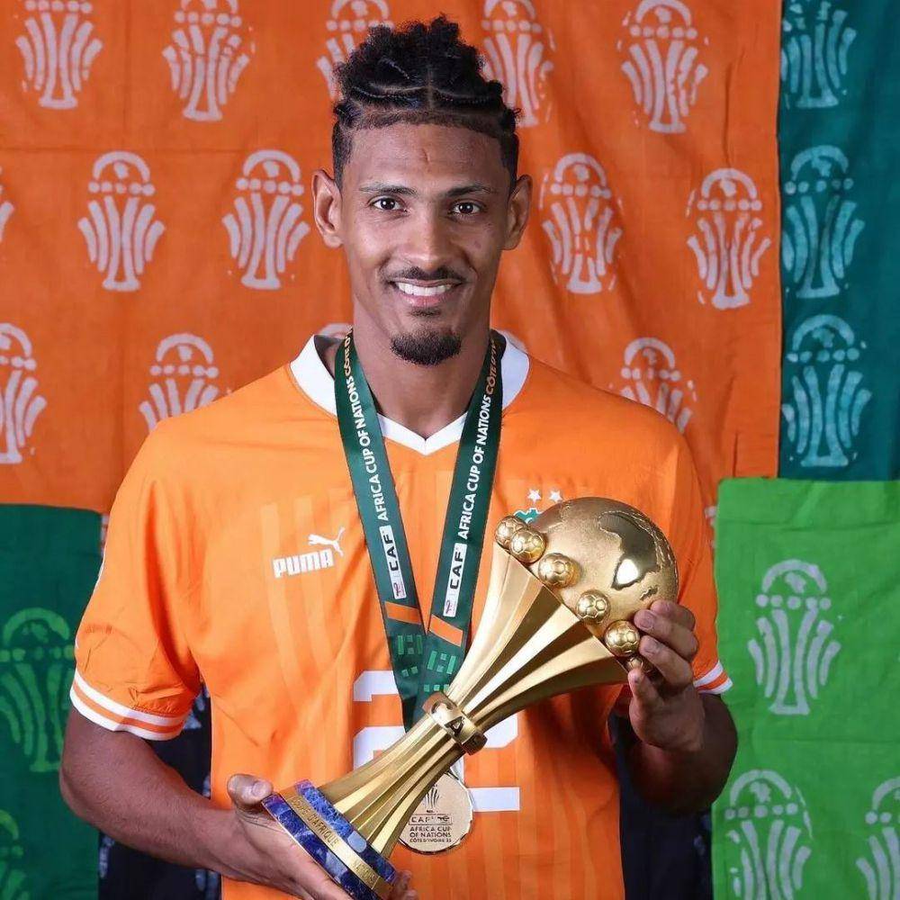 Sebastien Haller memegang trofi Piala Afrika 2023. (instagram.com/sebastien.haller)