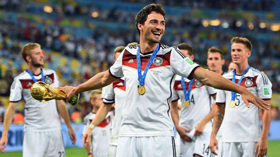 Mats Hummels merayakan gelar juara Piala Dunia 2014. (bundesliga.com)