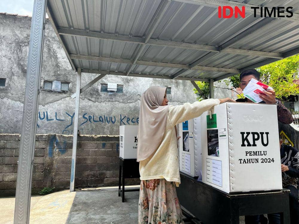 Ilustrasi warga menggunakan hak pilih di Pemilu 2024. (IDN Times/Linggauni)