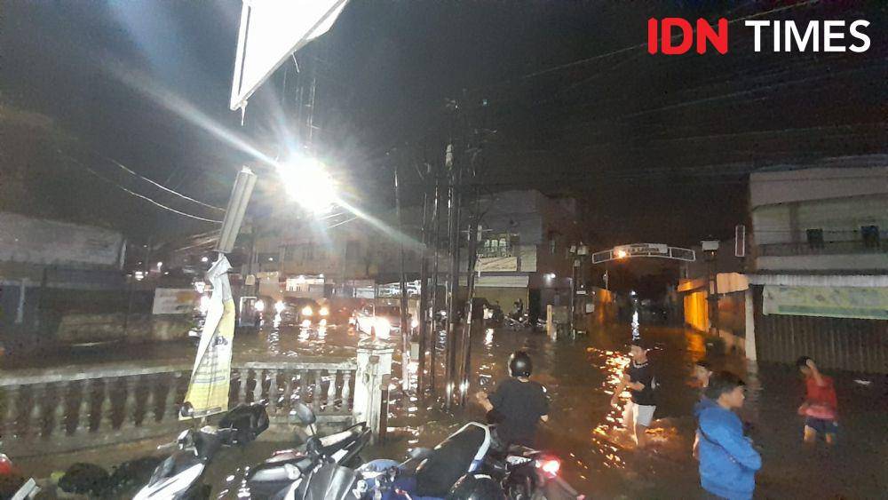 Banjir dan Macet Jadi Langganan saat Hujan Turun Di Palembang (IDN Times/Feny Maulia Agustin)