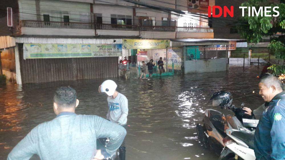 Banjir dan Macet Jadi Langganan saat Hujan Turun Di Palembang (IDN Times/Feny Maulia Agustin)