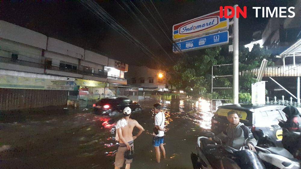 Banjir dan Macet Jadi Langganan saat Hujan Turun Di Palembang (IDN Times/Feny Maulia Agustin)