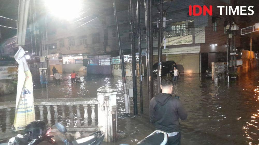 Banjir dan Macet Jadi Langganan saat Hujan Turun Di Palembang (IDN Times/Feny Maulia Agustin)