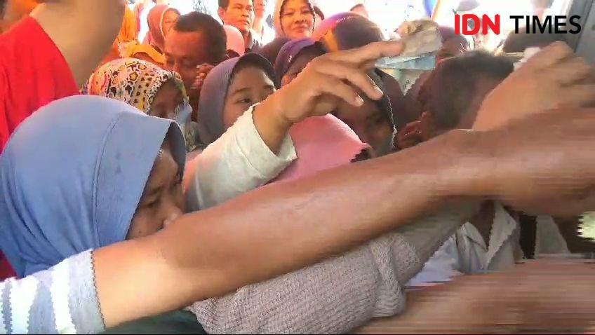 Ratusan Warga Ngawi Berdesakan Demi Membeli Beras Murah
