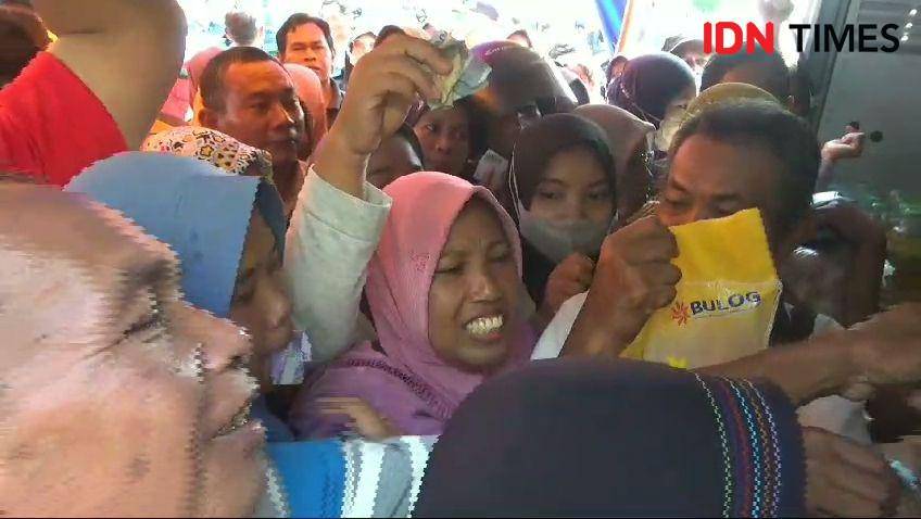 Warga Ngawi rela berdesakan demi dapat membeli beras murah SPHP. IDN Times/ Riyanto
