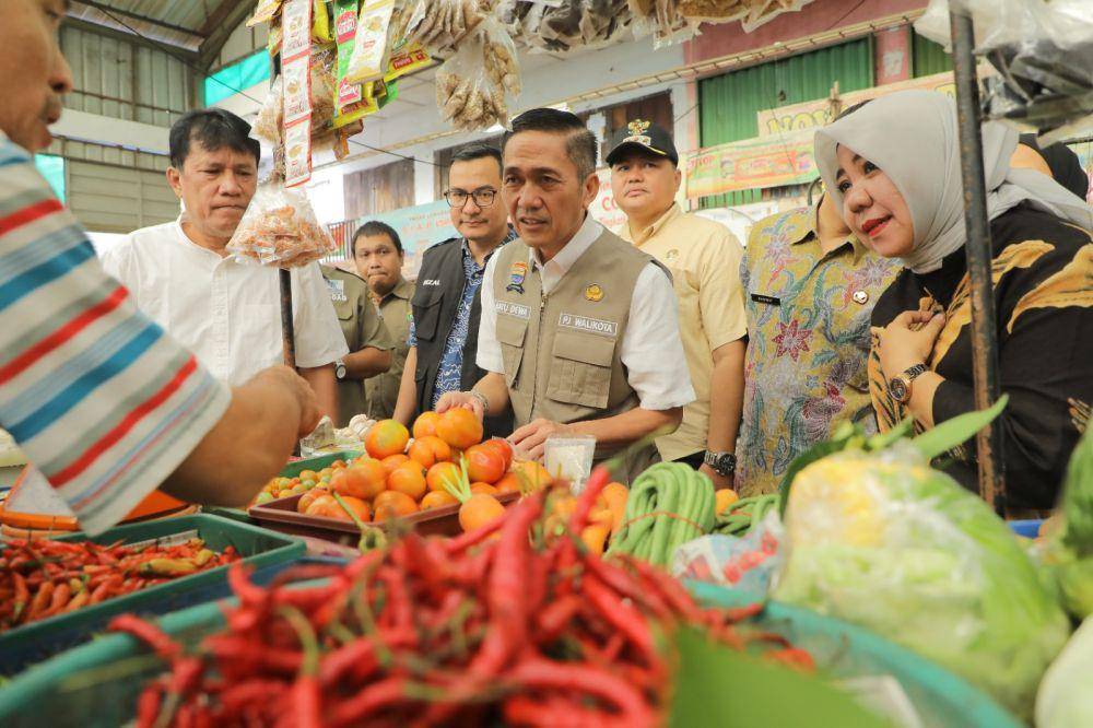PJ Wako Palembang Ratu Dewa, meninjau ke Pasar Tradisional Lemabang (IDN Times/Dok. Kominfo Palembang)