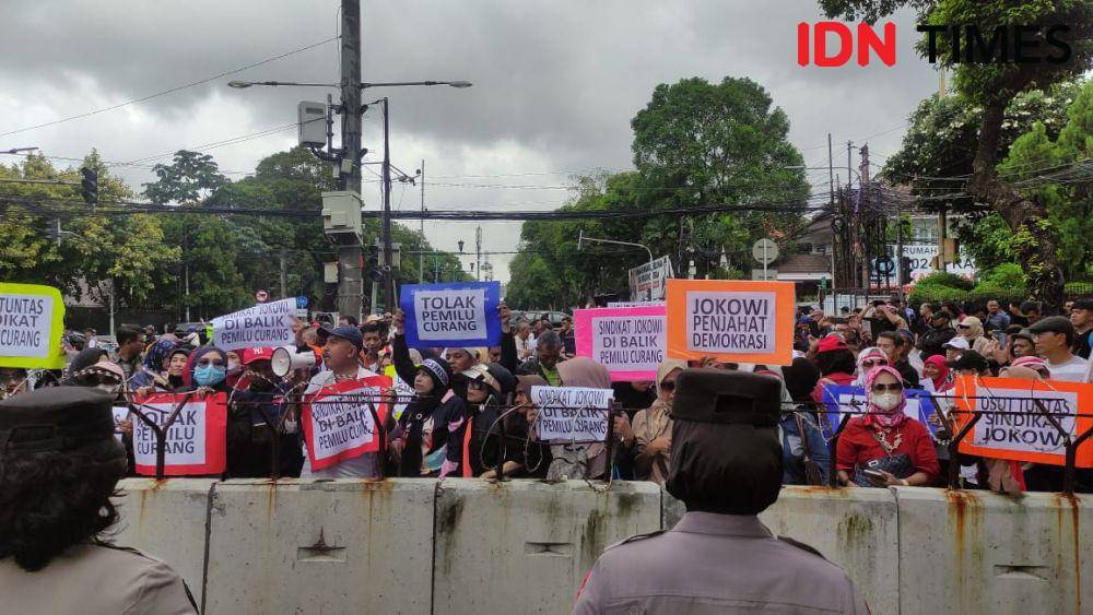 Relawan Anies demo di KPU (IDN Times/Yosafat Diva Bayu)