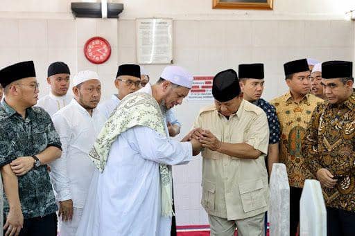 Calon presiden (capres) nomor urut 2, Prabowo Subianto melakukan ziarah ke makam keluarga Habib Ali Kwitang di Masjid Jami Al Riyadh Kwitang, Jakarta Pusat, Jumat (16/2). (Dok. TKN Prabowo)