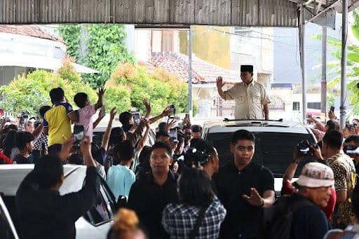 Calon presiden (capres) nomor urut 2, Prabowo Subianto melakukan ziarah ke makam keluarga Habib Ali Kwitang di Masjid Jami Al Riyadh Kwitang, Jakarta Pusat, Jumat (16/2). (Dok. TKN Prabowo)