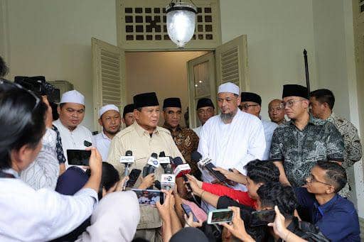 Calon presiden (capres) nomor urut 2, Prabowo Subianto melakukan ziarah ke makam keluarga Habib Ali Kwitang di Masjid Jami Al Riyadh Kwitang, Jakarta Pusat, Jumat (16/2). (Dok. TKN Prabowo)