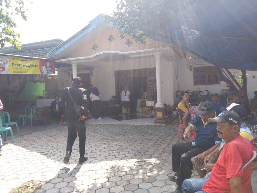 Suasana rumah duka Ketua KPPS yang meninggalkan di Malang. (IDN Times/Rizal Adhi Pratama)