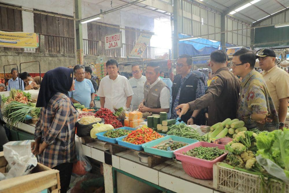PJ Wako Palembang Ratu Dewa, meninjau ke Pasar Tradisional Lemabang (IDN Times/Dok. Kominfo Palembang)