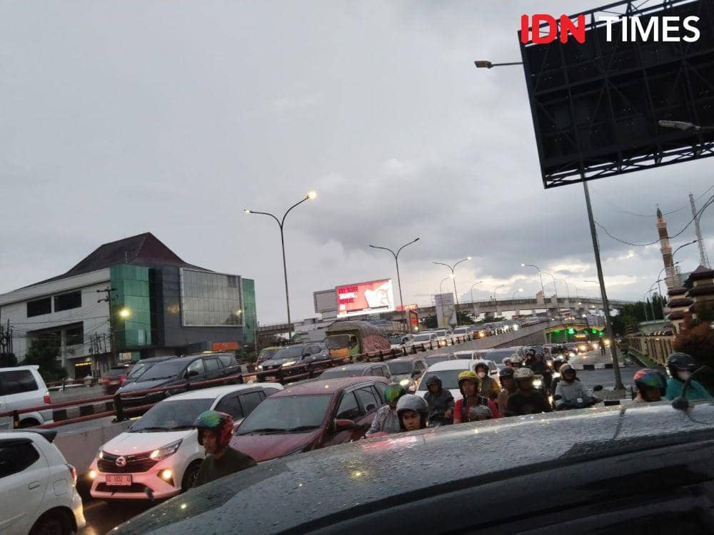 Banjir dan Macet Jadi Langganan saat Hujan Turun Di Palembang (IDN Times/Feny Maulia Agustin)