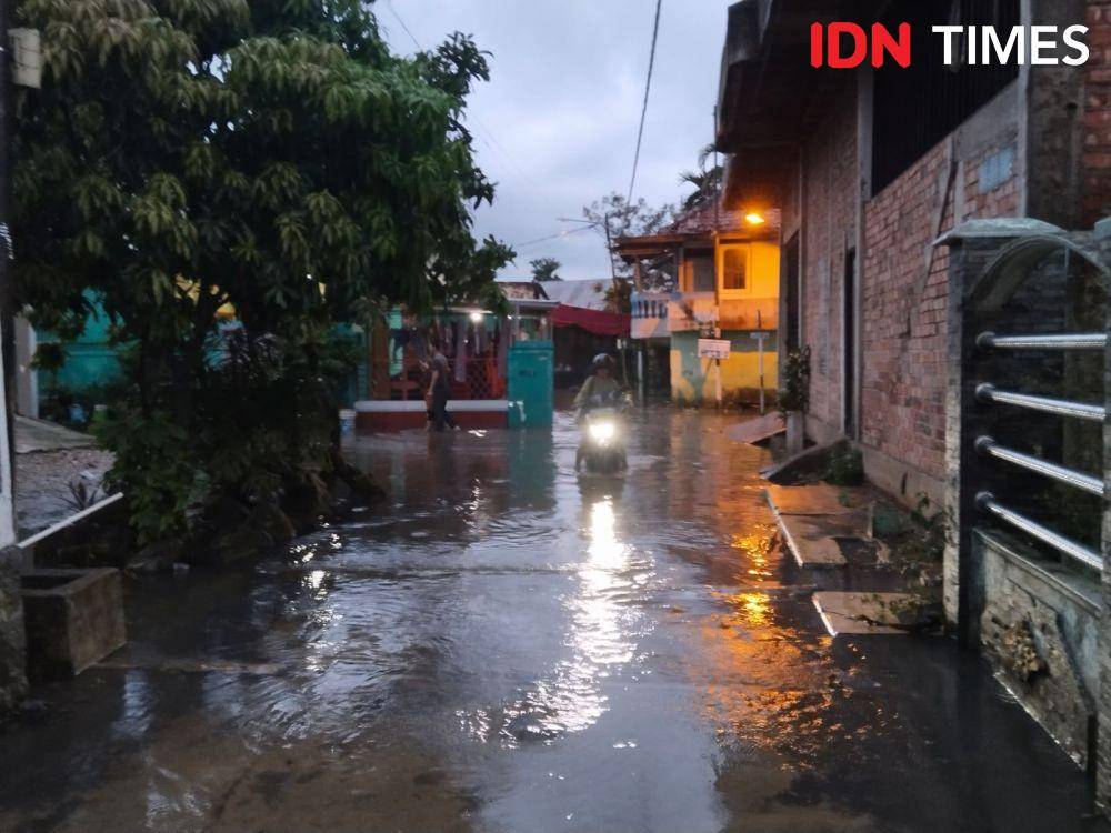 Banjir dan Macet Jadi Langganan saat Hujan Turun Di Palembang (IDN Times/Feny Maulia Agustin)